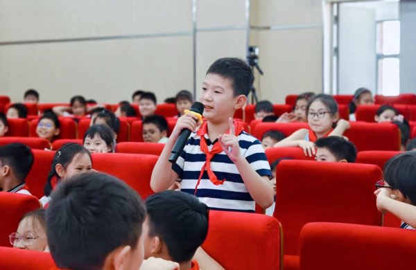 大彩配资 热爱和坚持，秦文君向孩子们传授写作奥秘